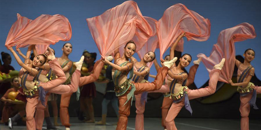 Jovens dançarinos apresentam adaptação do balé "Cervo de Nove Cores" na Universidde Tsinghua em Beijing