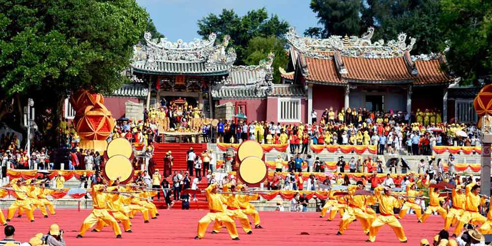 Artistas se apresentam na cerimônia de abertura do 27º Festival de Cultura e Turismo de Cross-Strait Guan Di em Fujian