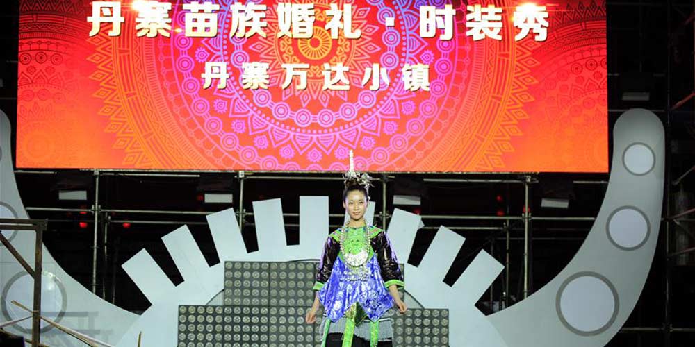 Desfile em Guizhou exibe trajes tradicionais do grupo étnico Miao