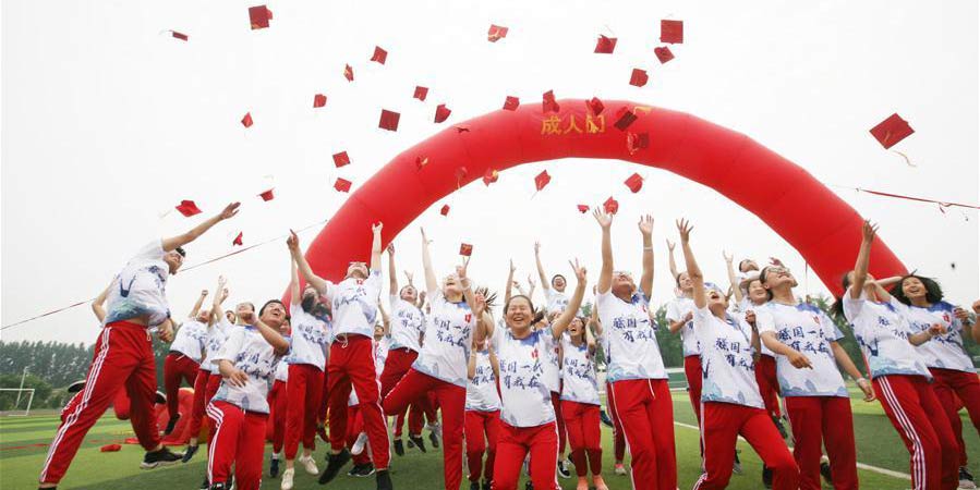 Estudantes em Shanxi participam de cerimônia de chegada à idade adulta