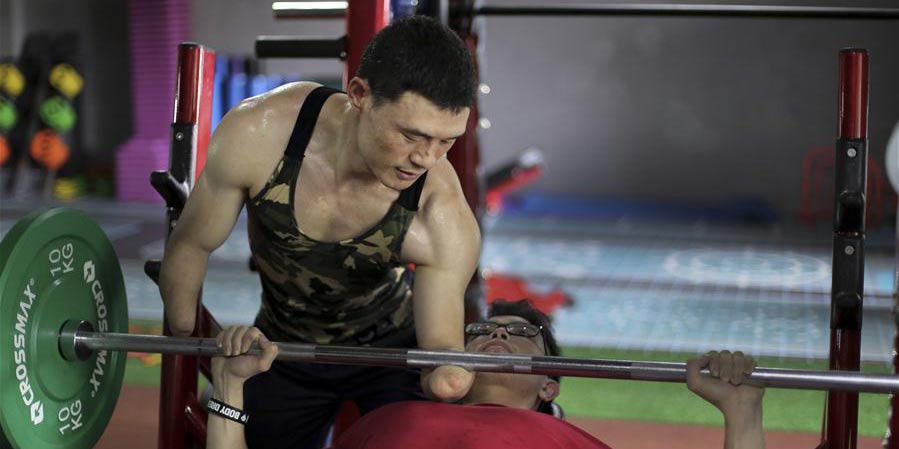 Mesmo sem as mãos, chinês se torna atleta e abre sua própria academia em Zhejiang