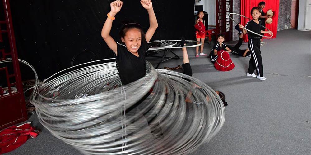 Escola de acrobacia em Henan oferece treinamento e lições gratuitas para alunos de baixa renda