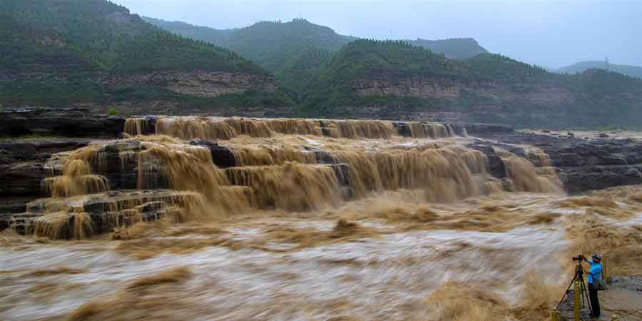 Sobe o nível do volume de água da cachoeira Hukou devido a chuvas fortes