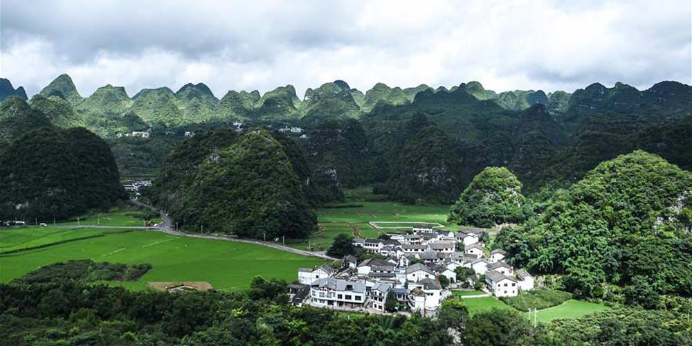 Cenário das colinas na área cênica de Wanfengling em Guizhou, sudoeste da China