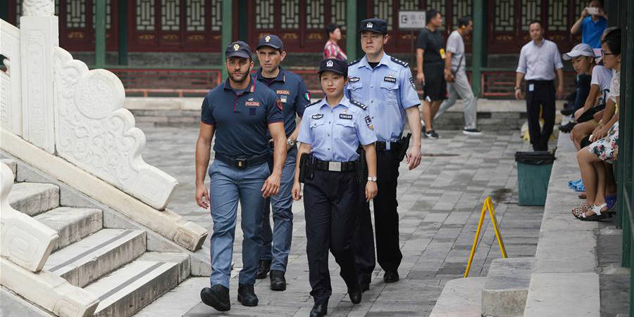 Policiais chineses e italianos fazem patrulha conjunta na China