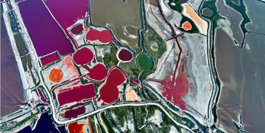 Lago de sal colorido na cidade de Yuncheng, no norte da China