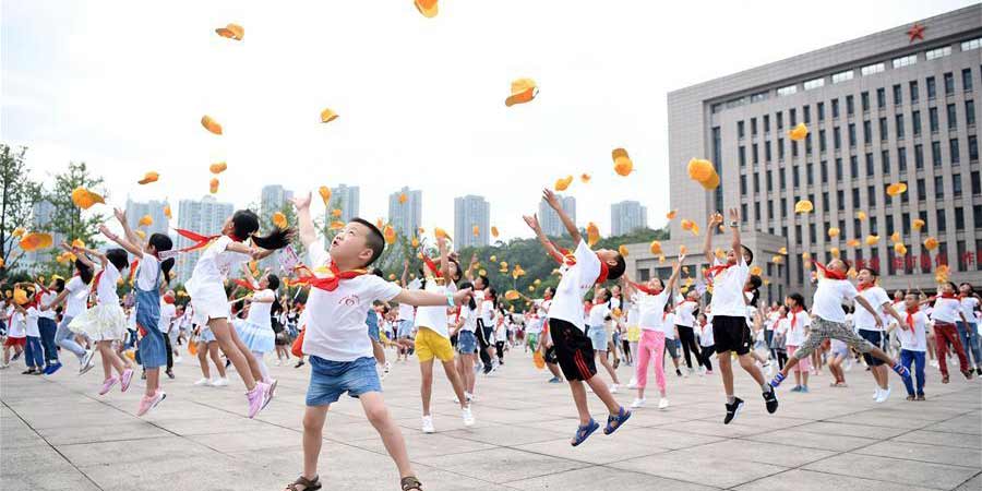 Crianças de municípios pobres passam férias de verão em Chongqing, sudoeste da China
