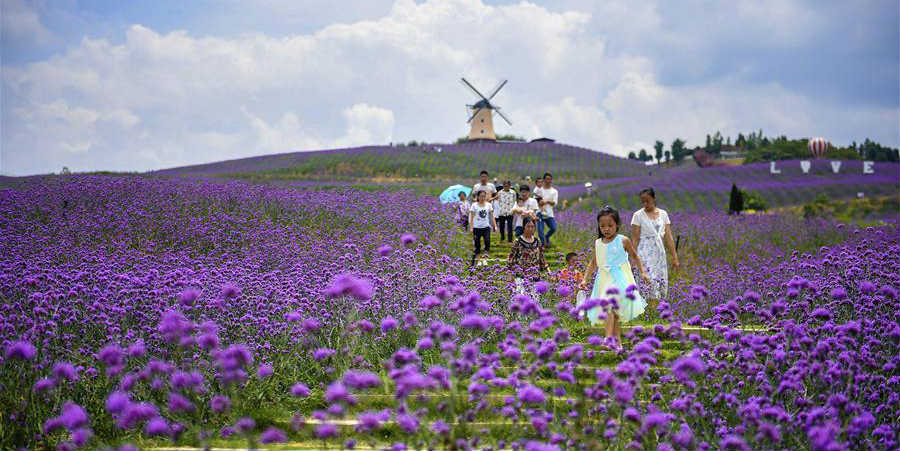 Turistas visitam local pitoresco em Tongzi, sudoeste de Guizhou