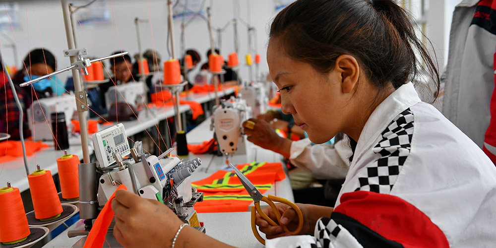 Fábrica de roupas e tapetes criada para ajudar a aumentar renda das pessoas no Tibet, sudeste da China