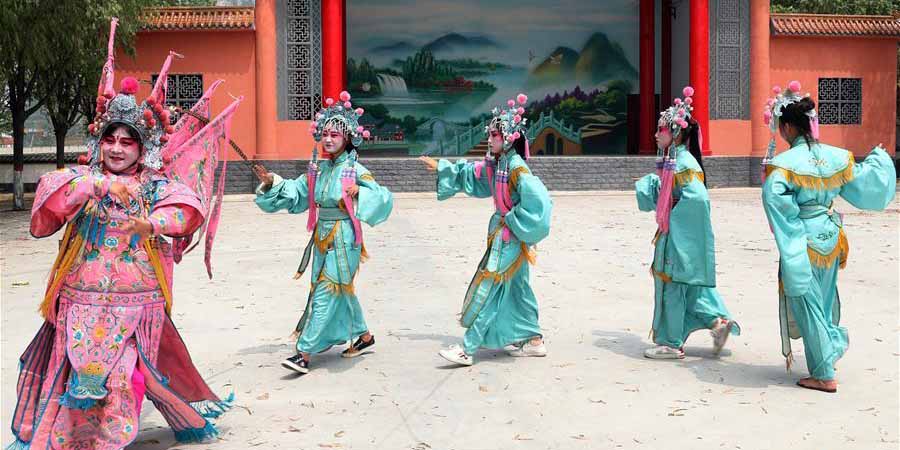 Crianças aprendem Ópera Jinju sob orientação de um mestre em Hebei, norte da China