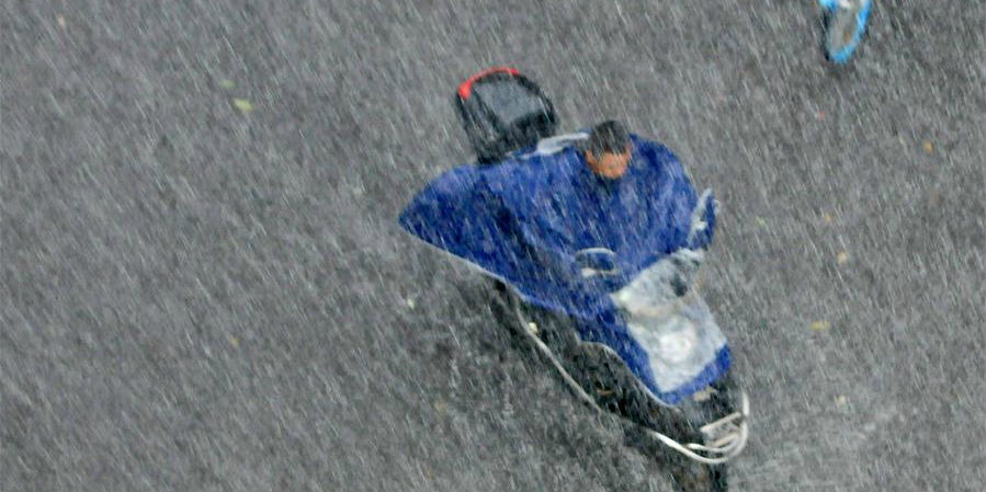 Fortes chuvas trazidas pelo tufão Jongdari atingem Jiujiang, no leste da China