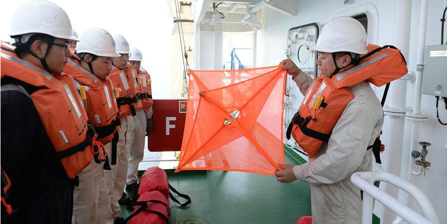 Exercício de emergência realizado no navio Tian'en a caminho da Europa através da "Rota da Seda Polar"