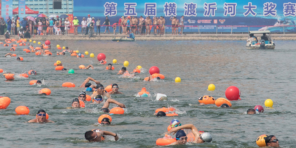 Competição de natação cruzando o rio Yihe é realizada em Shandong, leste da China