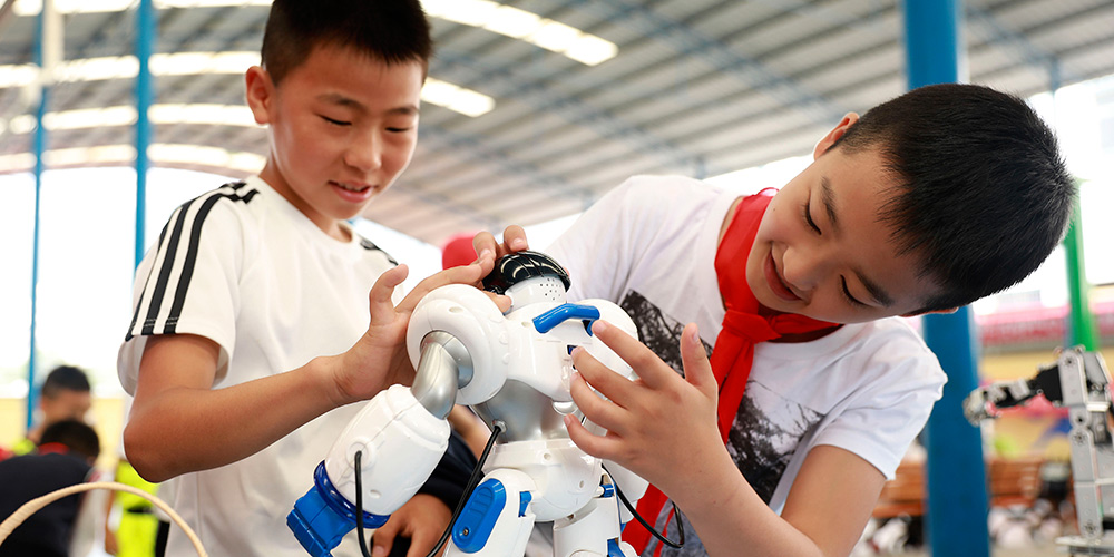 Estudantes participam de exposição científica em centro de atividades juvenil em Guizhou, sudoeste da China