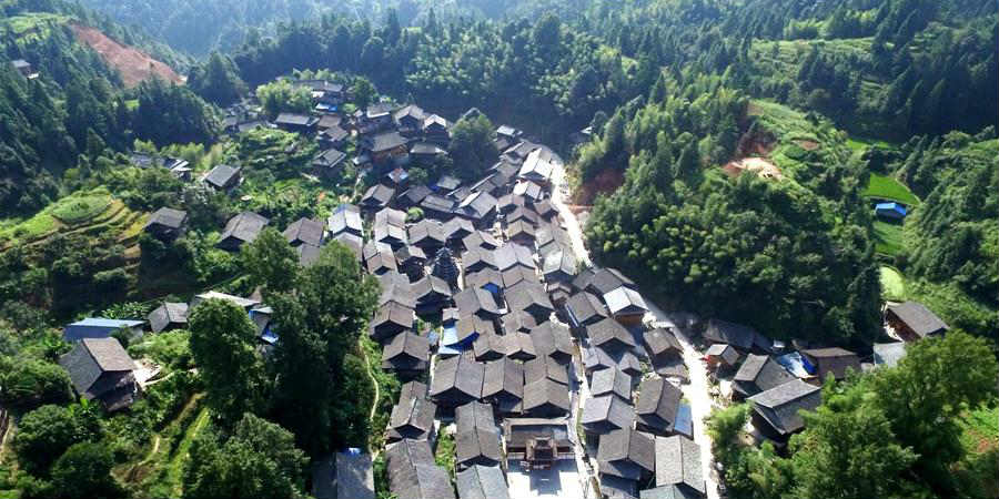 Aldeões do grupo étnico Dong em Guizhou saem da pobreza através do turismo