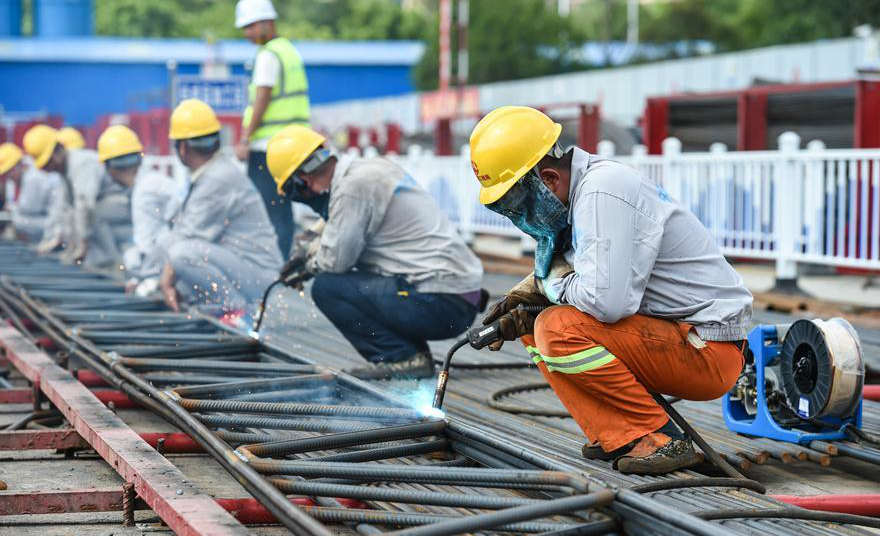 Operários mantém seus postos de trabalho em meio a onda de calor em Nanjing, Jiangsu, China
