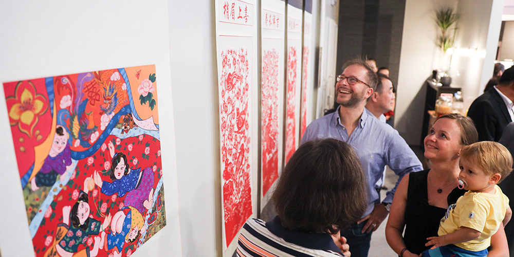 Exposição "On the Rich Field" em Bruxelas exibe artes folclóricas da província chinesa de Hebei