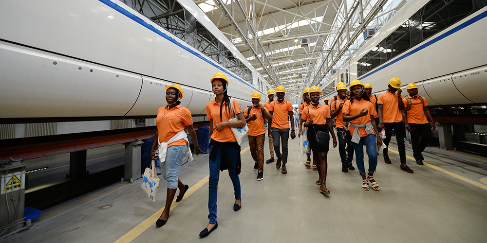 Estudantes nigerianos visitam base de treinamento de ferrovias de alta velocidade em Shaanxi, noroeste da China