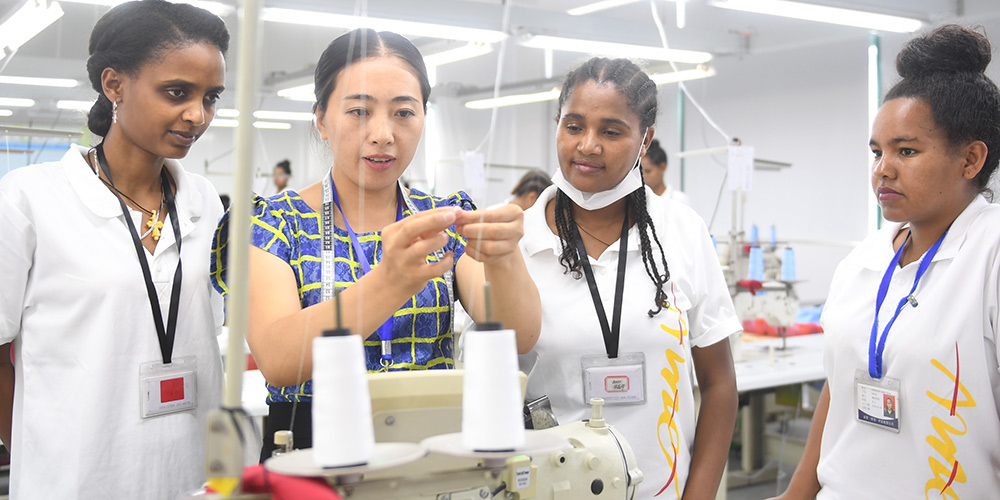 Funcionários etíopes de empresa chinesa aprendem habilidades de produção e cultura chinesa em Zhejiang