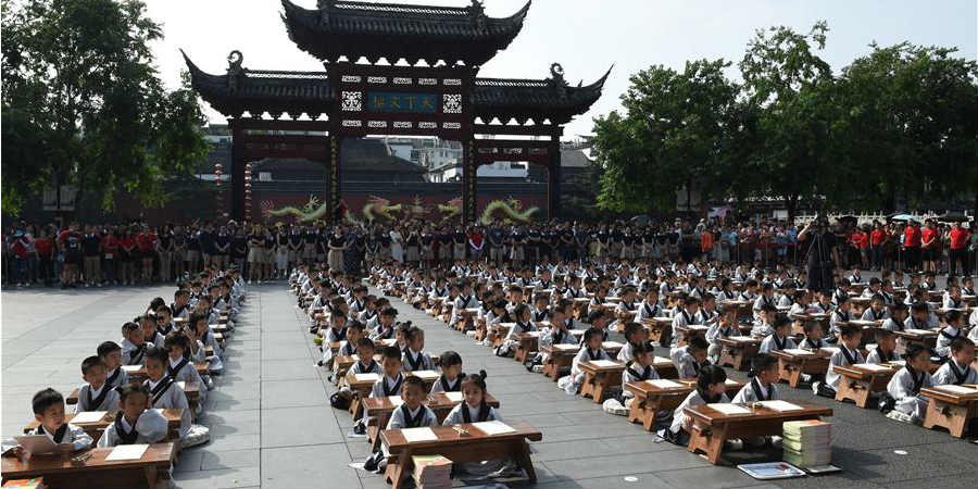 Estudantes participam de cerimônia de primeira escrita em Nanjing