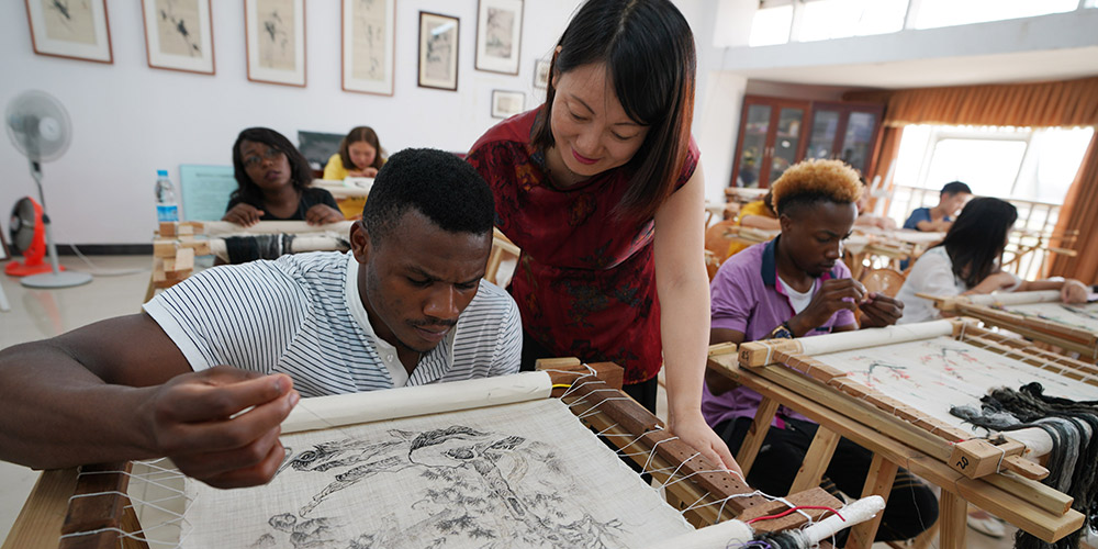 Estudantes africanos aprendem sobre cultura chinesa na Universidade de Xinyu