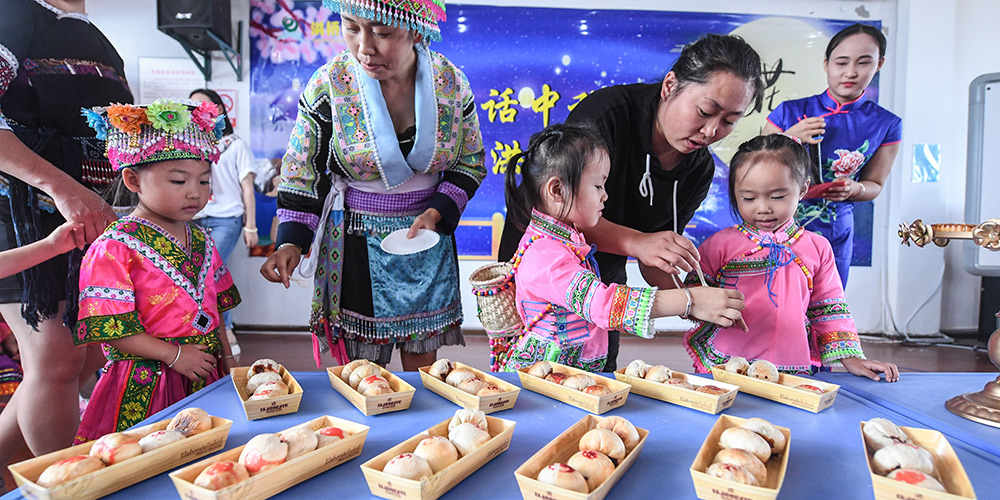 Pais e filhos celebram Festival da Lua em jardim de infância de Zhejiang