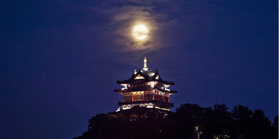 Lua cheia brilha no céu da China no Festival do Meio Outono
