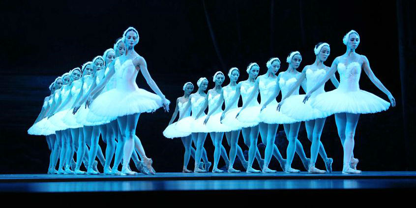 Bailarinos apresentam balé "O Lago das Cisnes"em teatro de Fuzhou