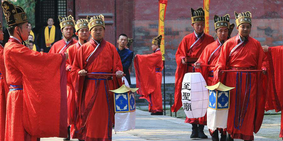 Aniversário de nascimento de Confúcio celebrado em Qufu, província de Shandong
