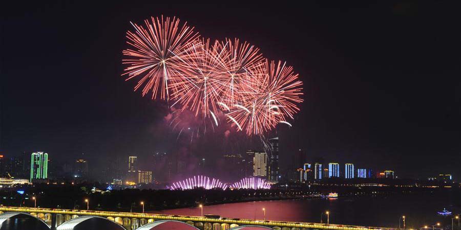 Fogos de artifício celebram Dia Nacional da China em Changsha