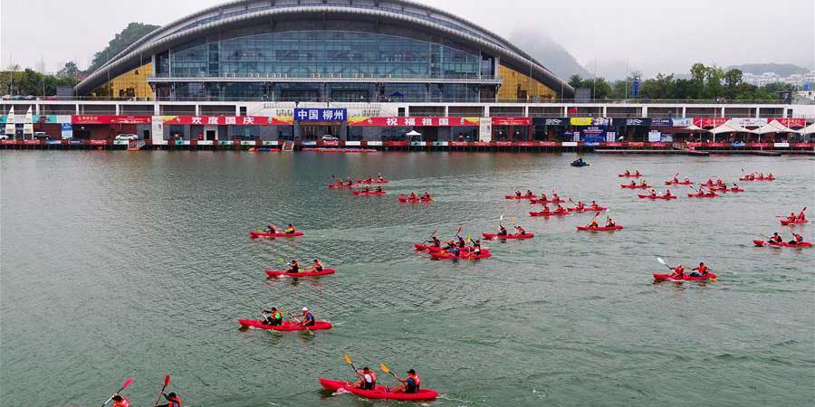 Competição de canoagem no rio Liujiang em Liuzhou