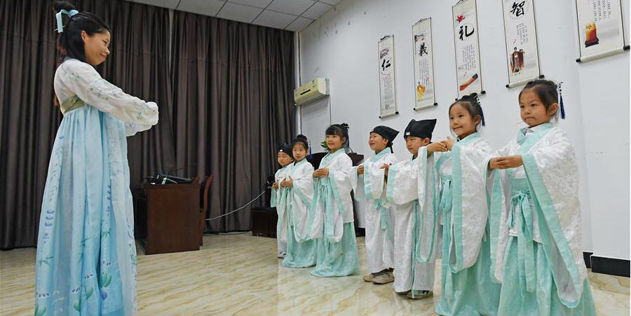 Centro comunitário de Jiangxi oferece aulas extracurriculares de cultura tradicional chinesa para crianças