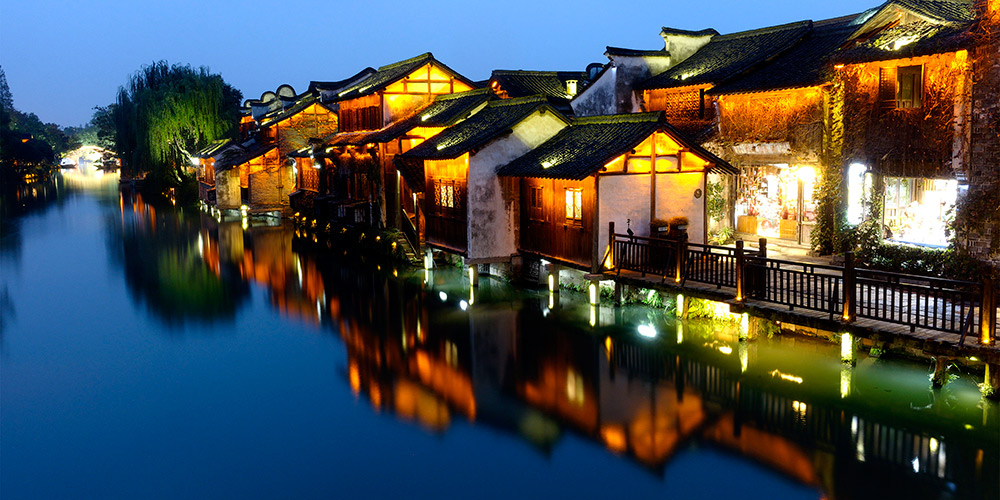 Vista noturna de Wuzhen, local da 5ª Conferência Mundial de Internet