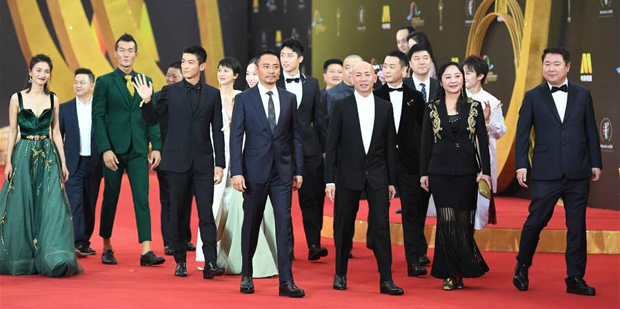 Celebridades participam da cerimônia de tapete vermelho do 27º Festival de Cinema Galo Dourado e Cem Flores da China