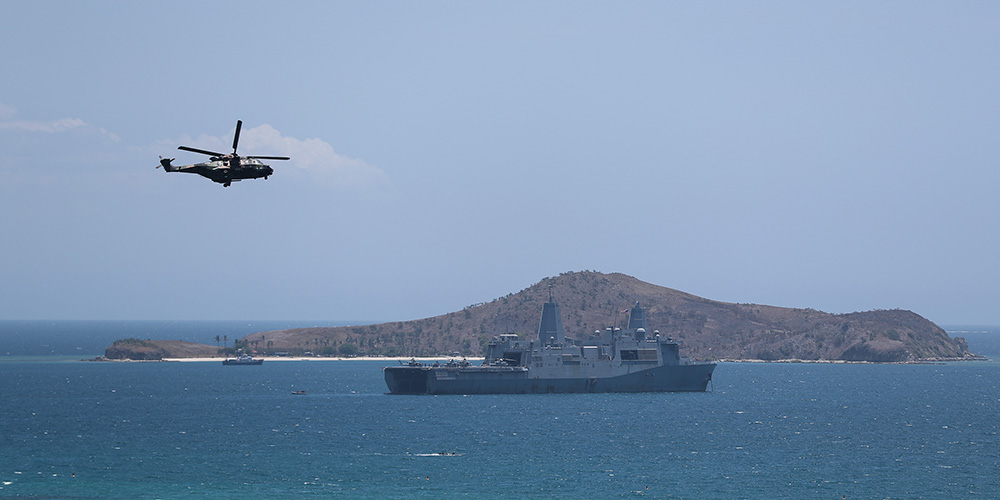 Helicópteros e navio de guerra patrulham nas águas na proximidade de Port Moresby antes da s reuniões da APEC