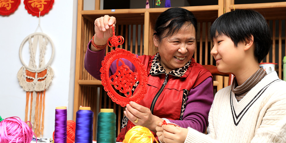 Herdeira da técnica do nó chinês transmite conhecimentos do artesanato à nova geração em Hebei