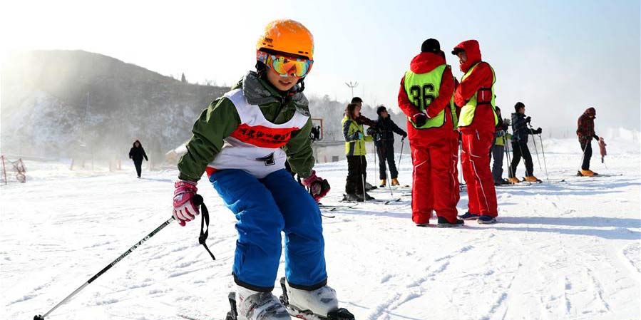 Chineses esquiam em estações de esqui em Hebei e Shandong