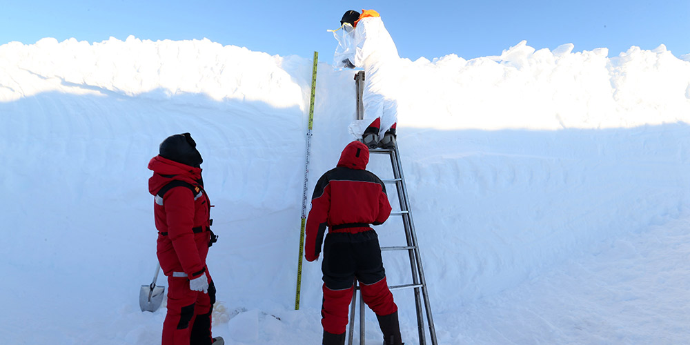 Equipe de expedição antártica da China recolhe amostras de poço da neve
