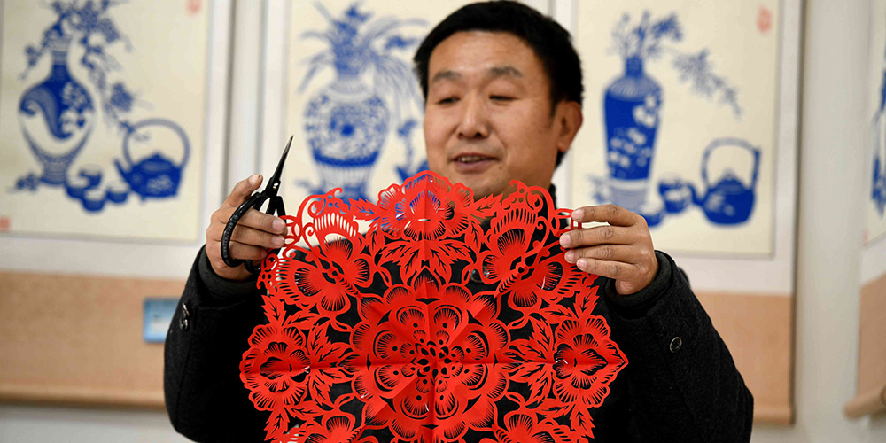 Artesão de Hebei se dedica à arte de corte de papel por mais de 30 anos