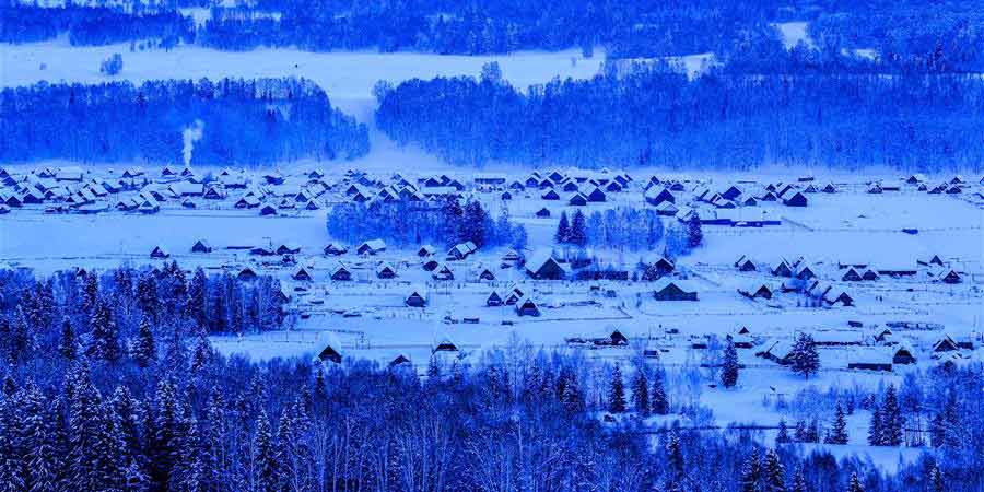 Paisagem do inverno da área cênica de Kanas em Xinjiang, noroeste da China