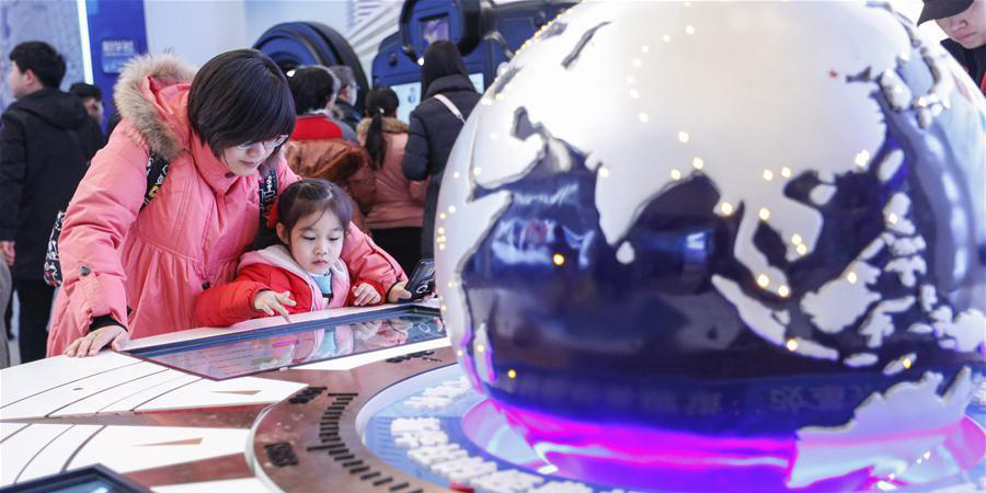 Pessoas visitam exposição em comemoração à reforma e abertura da China