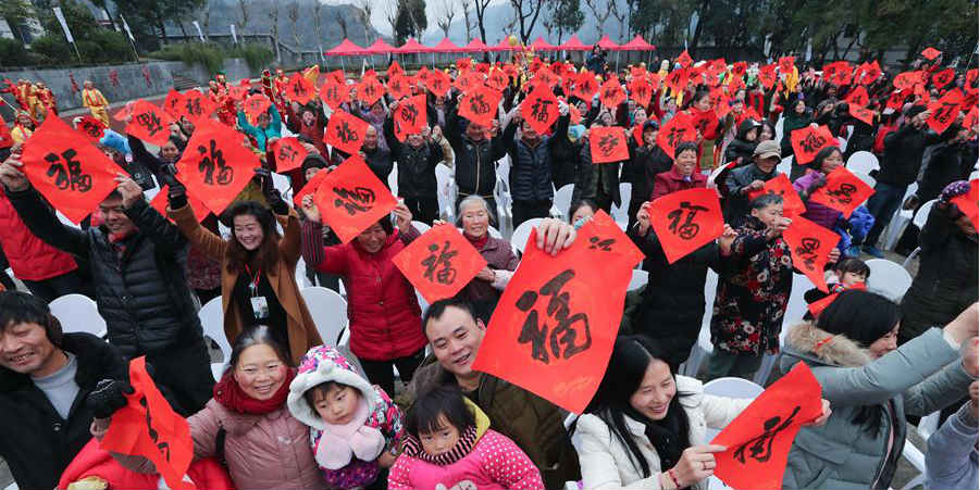 Atividades são realizadas para celebrar o próximo novo ano em Zitong, Zhejiang