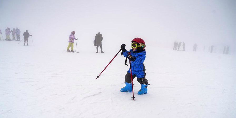 Pessoas esquiam durante Festival de gelo e neve em Hubei