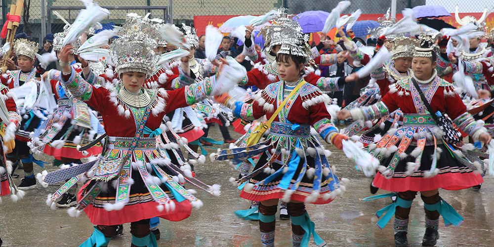 Grupo étnico Miao comemora tradicional Ano Novo de diversas maneiras