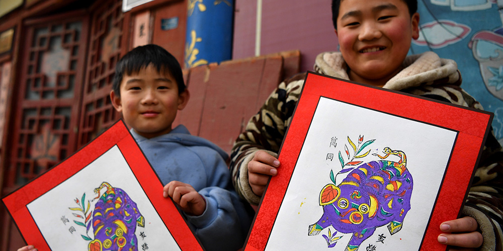 Artistas folclóricos fazem xilogravuras para o Ano Novo em Henan