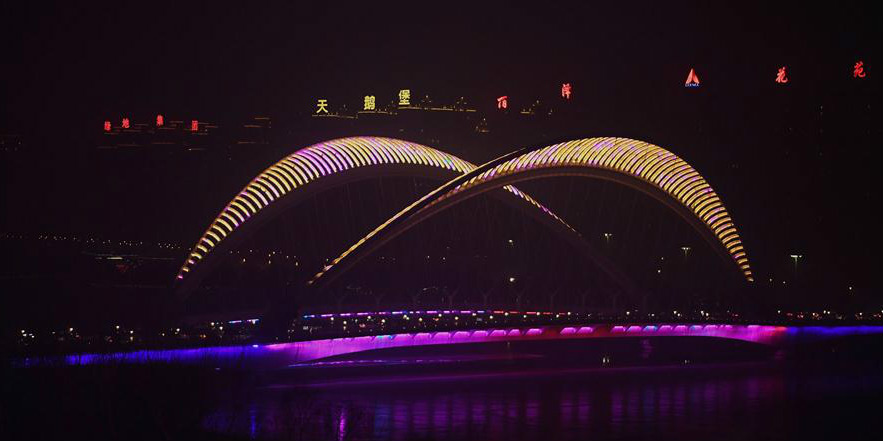 Luzes energeticamente eficientes iluminam a cidade de Taiyuan à noite