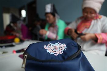 Artesanato tradicional aumenta renda de mulheres em Qiandongnan, província de Guizhou