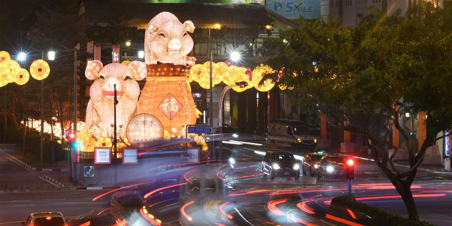Decorações de luzes celebram próximo Ano do Porco em Singapura