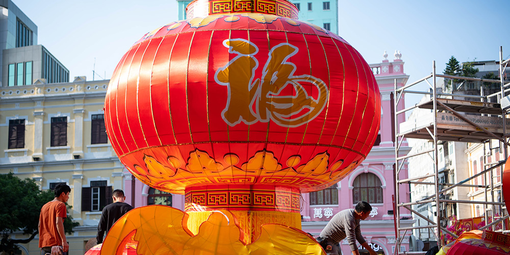 Lanternas decorativas instaladas em Macau para receber Ano Novo Chinês