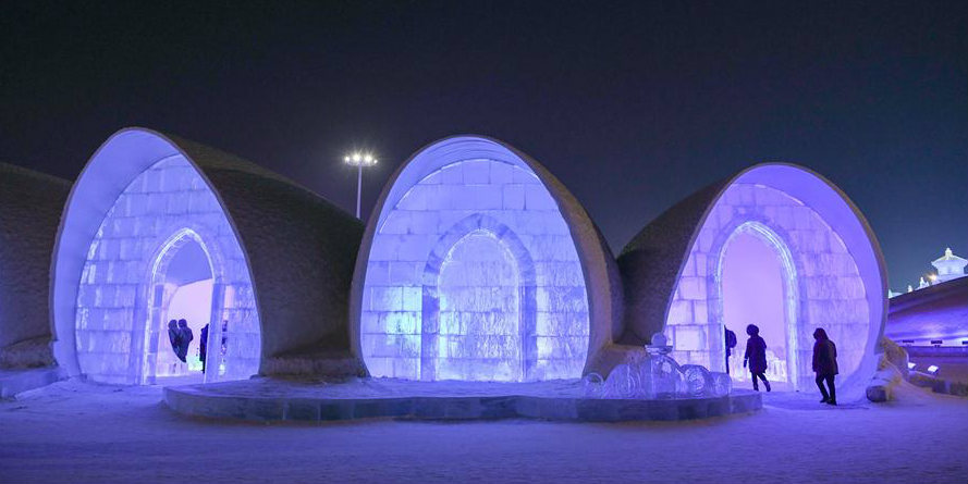 Pessoas visitam bar de gelo no Mundo de Gelo e Neve em Harbin